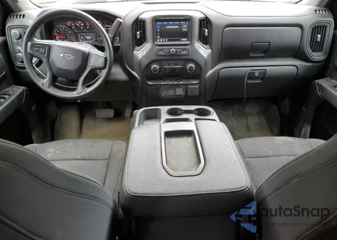 2021 Chevrolet Silverado K1500 Custom z USA, uszkodzony, nr VIN 1GCPYBEK4MZ232096